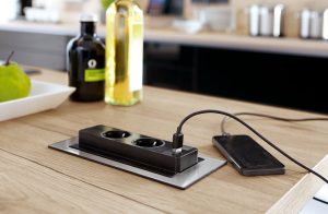 presa a scomparsa cucina installata nel top