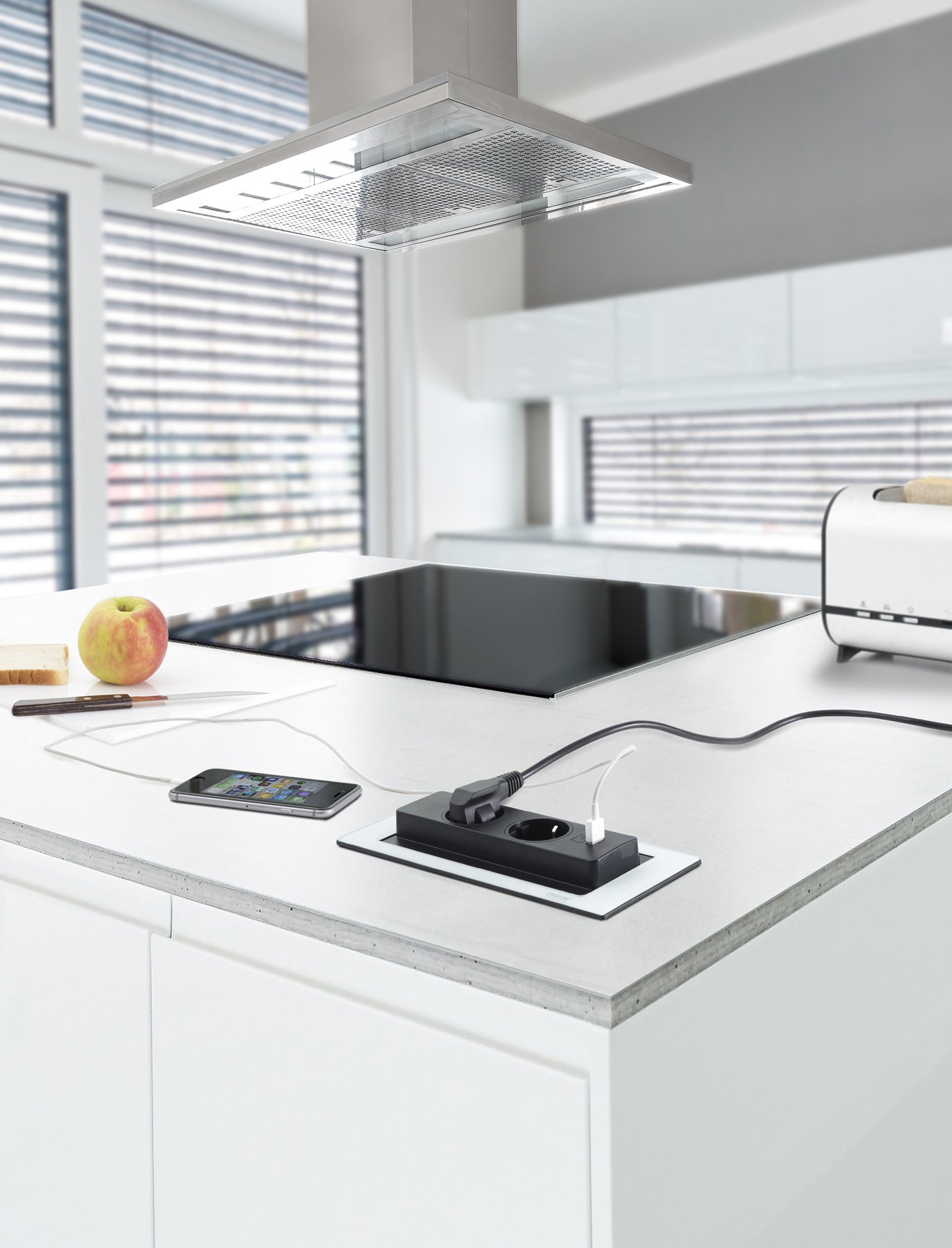 EVOline BackFlip 2 prese Schuko su top cucina bianco aperto