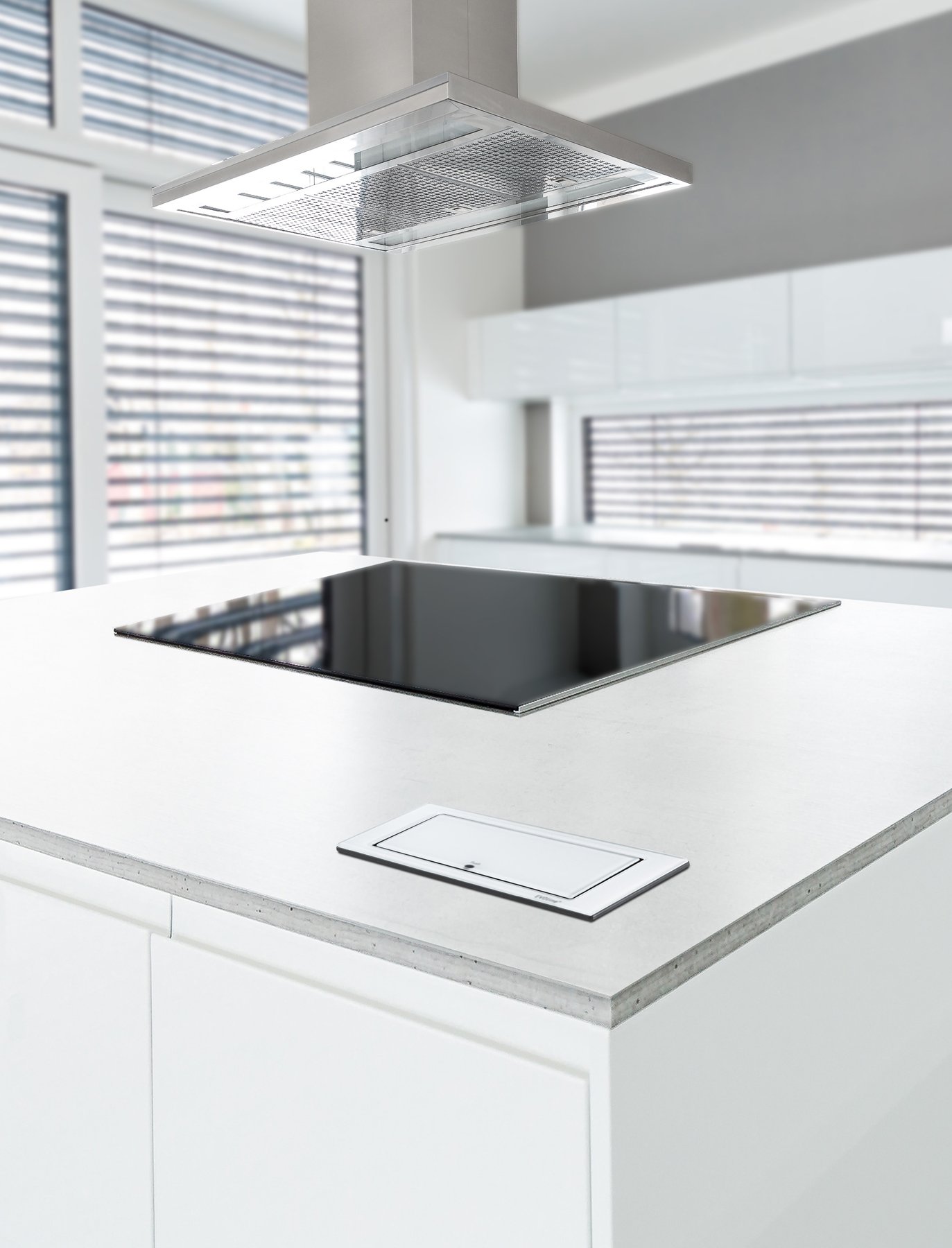 EVOline BackFlip 2 prese Schuko su top cucina bianco chiuso