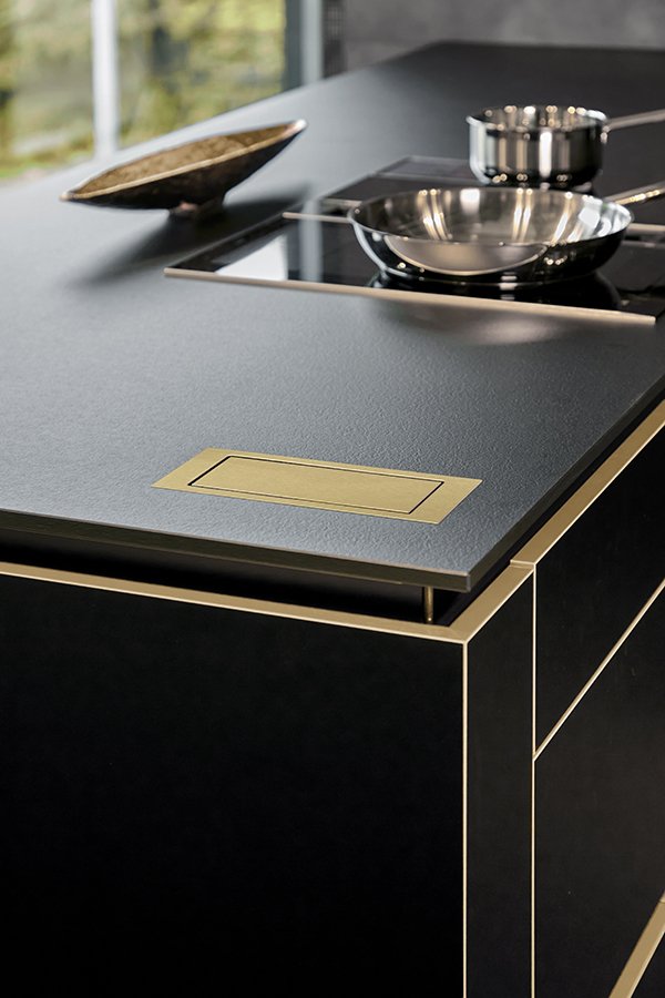 EVOline BackFlip chiuso prese a scomparsa color ottone su top cucina nero