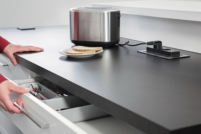 Evoline Backflip prese a scomparsa girevoli su top cucina nero