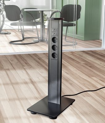 Torretta-portautenze-a-colonna-Evoline-Vertical-a-3-prese-Schuko-e-2-prese-Usb-su-pedana-in-ambiente-di-lavoro
