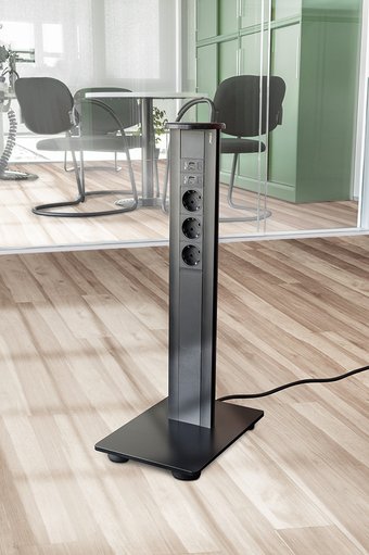Torretta-portautenze-a-colonna-Evoline-Vertical-a-3-prese-Schuko-e-2-prese-Usb-su-pedana-in-ambiente-di-lavoro